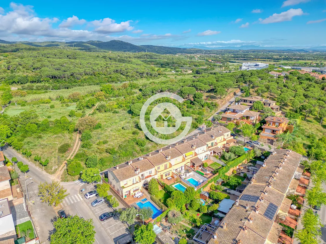Acollidora casa adossada amb 3 habitacions , jardí privat en zona molt tranquil de Palafrugell