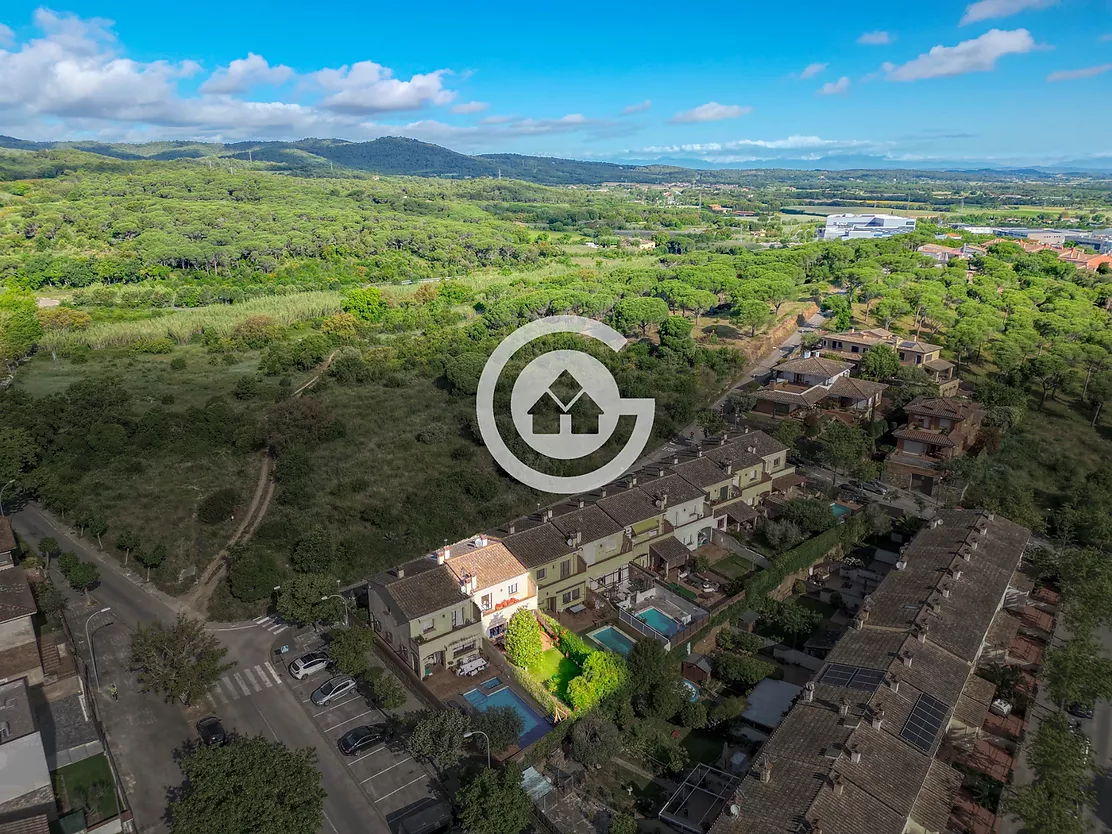 Acollidora casa adossada amb 3 habitacions , jardí privat en zona molt tranquil de Palafrugell