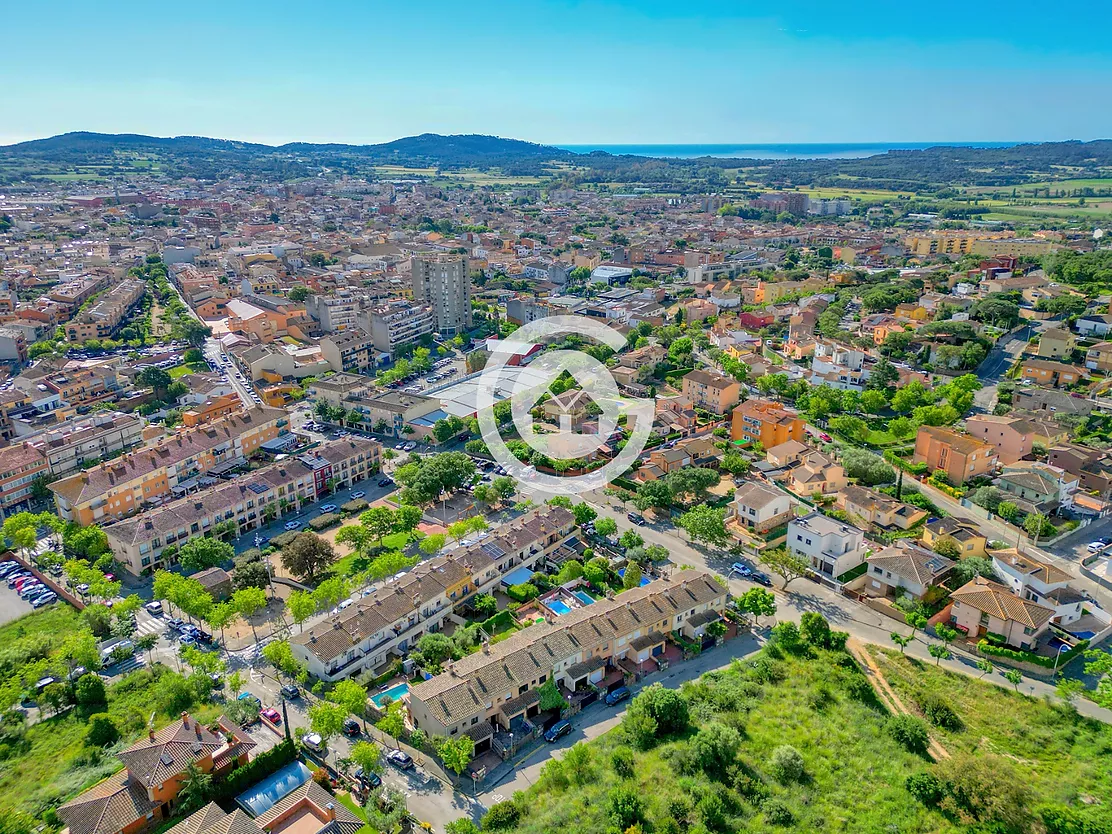 Acollidora casa adossada amb 3 habitacions , jardí privat en zona molt tranquil de Palafrugell