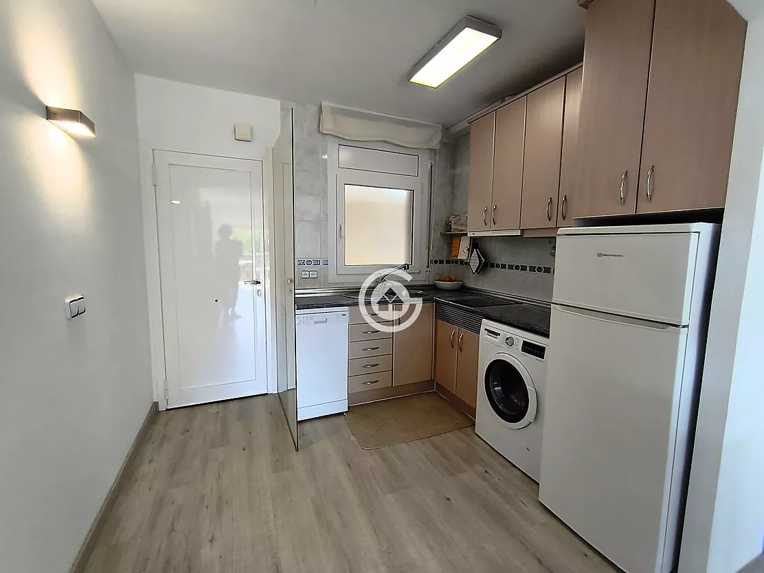 Apartament reformat amb terrassa i piscina comunitària a Calella de Palafrugell