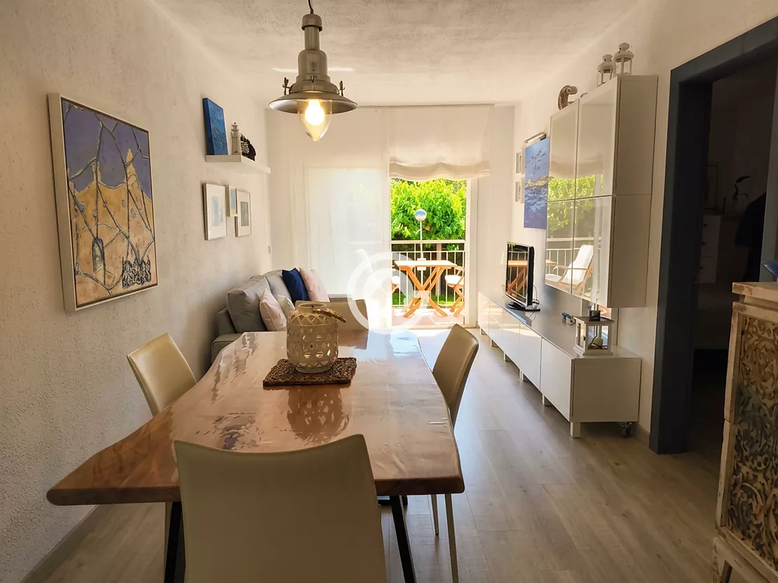 Apartament reformat amb terrassa i piscina comunitària a Calella de Palafrugell