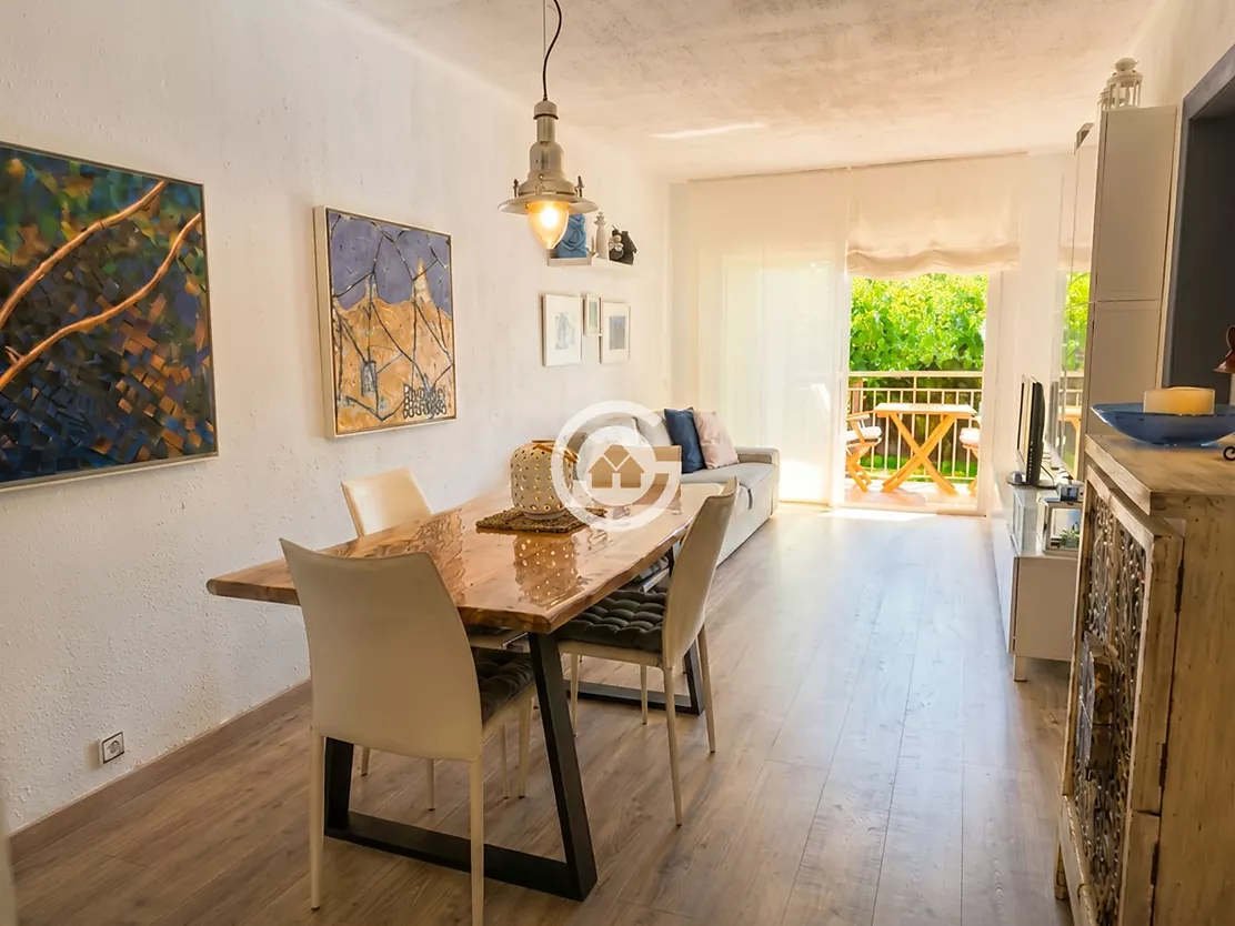 Apartament reformat amb terrassa i piscina comunitària a Calella de Palafrugell