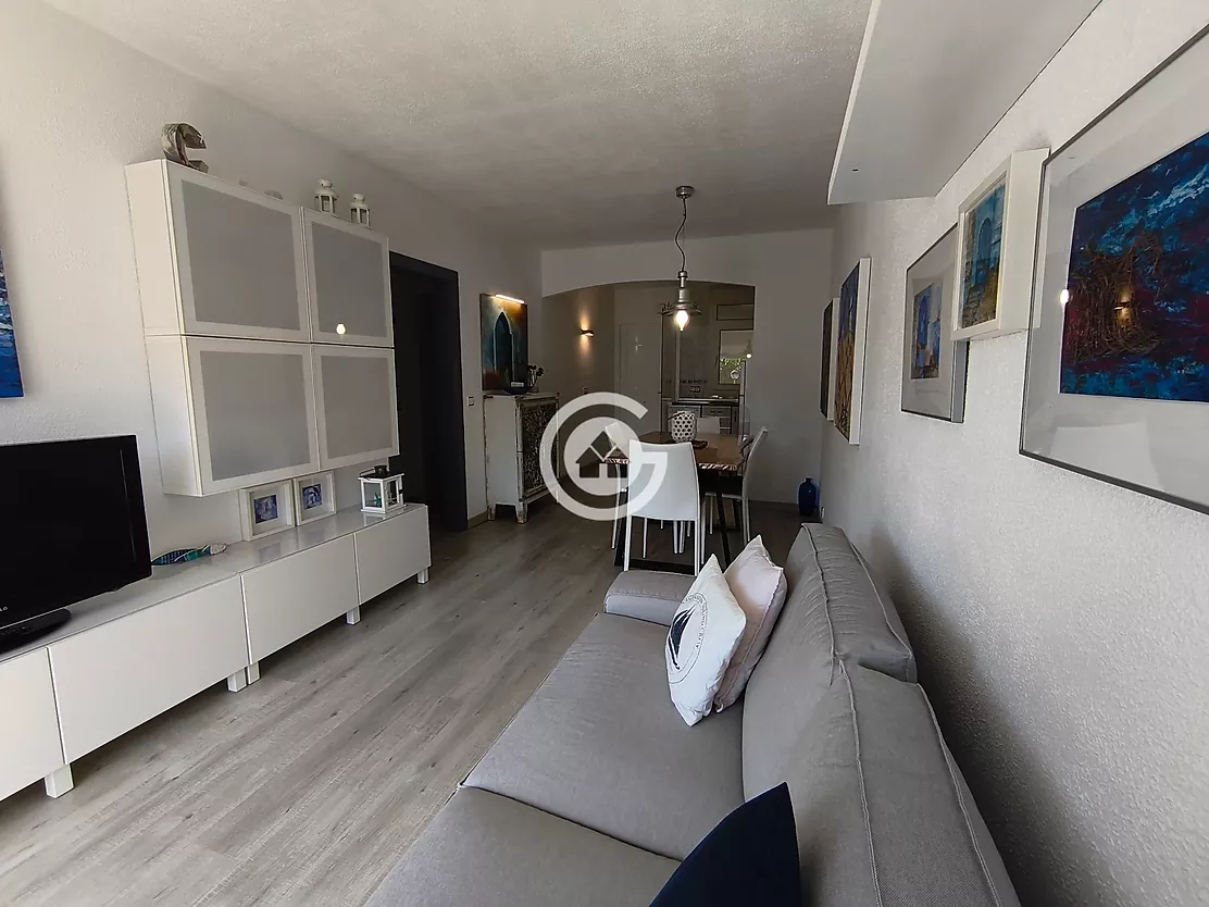 Apartament reformat amb terrassa i piscina comunitària a Calella de Palafrugell