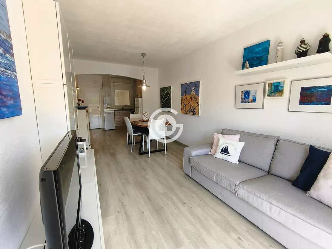 Apartament reformat amb terrassa i piscina comunitària a Calella de Palafrugell