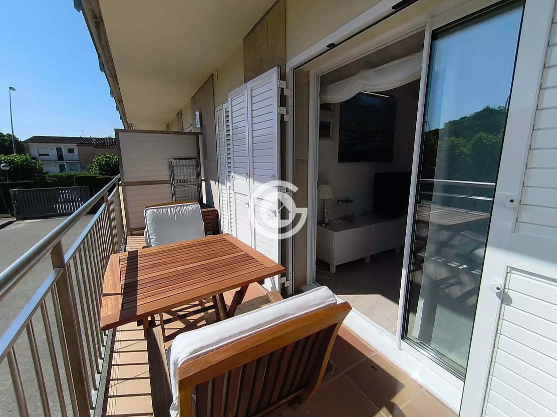 Apartament reformat amb terrassa i piscina comunitària a Calella de Palafrugell