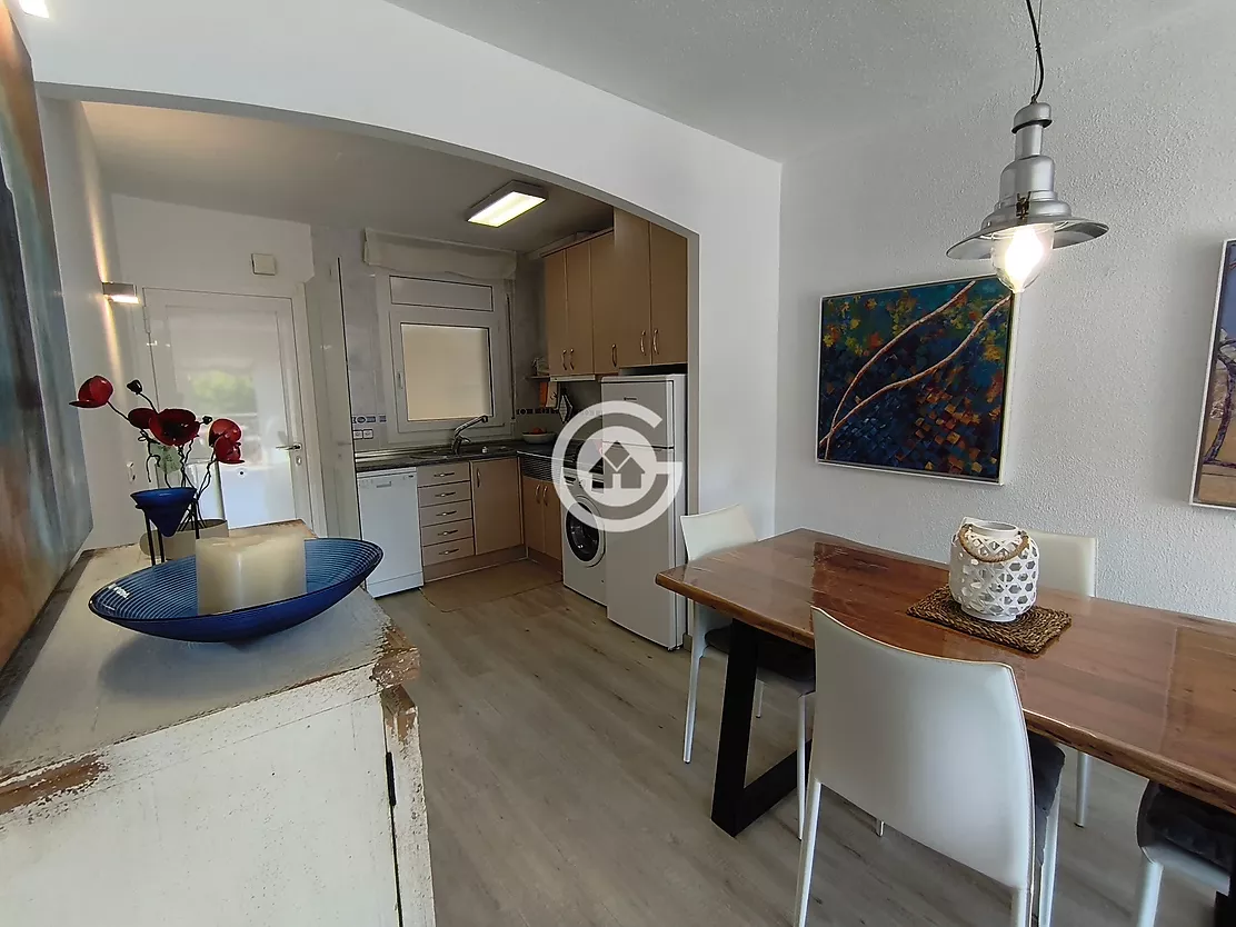 Apartament reformat amb terrassa i piscina comunitària a Calella de Palafrugell