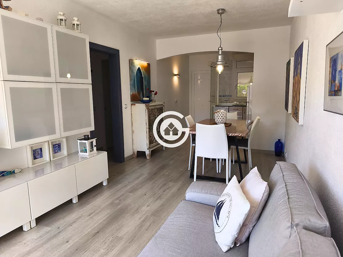 Apartament reformat amb terrassa i piscina comunitària a Calella de Palafrugell