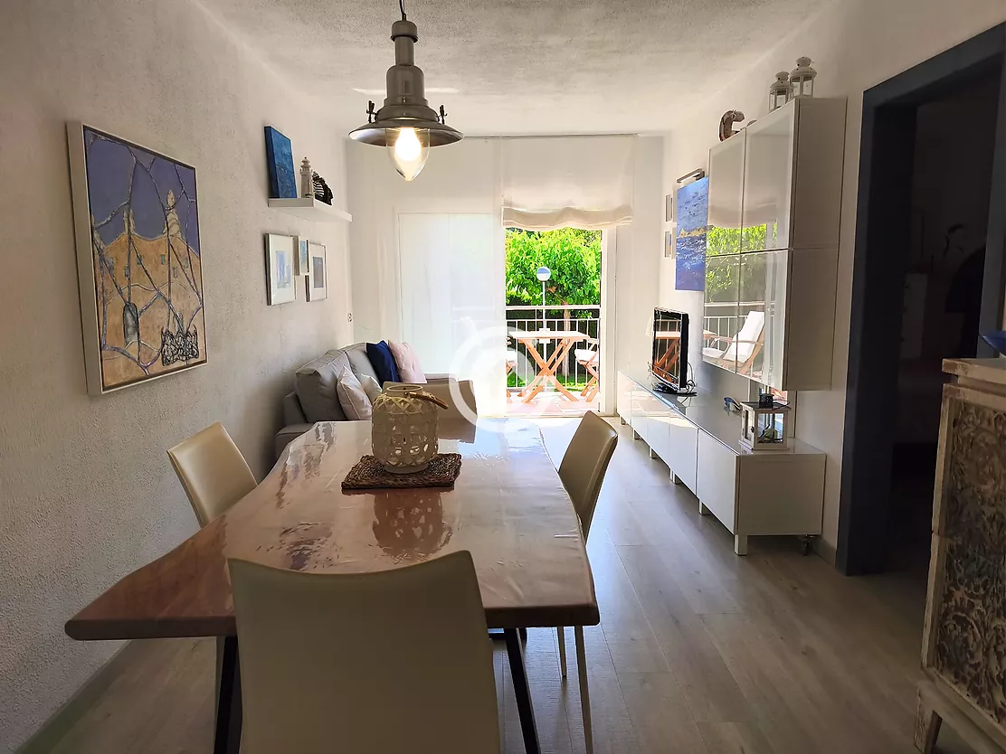 Apartament reformat amb terrassa i piscina comunitària a Calella de Palafrugell