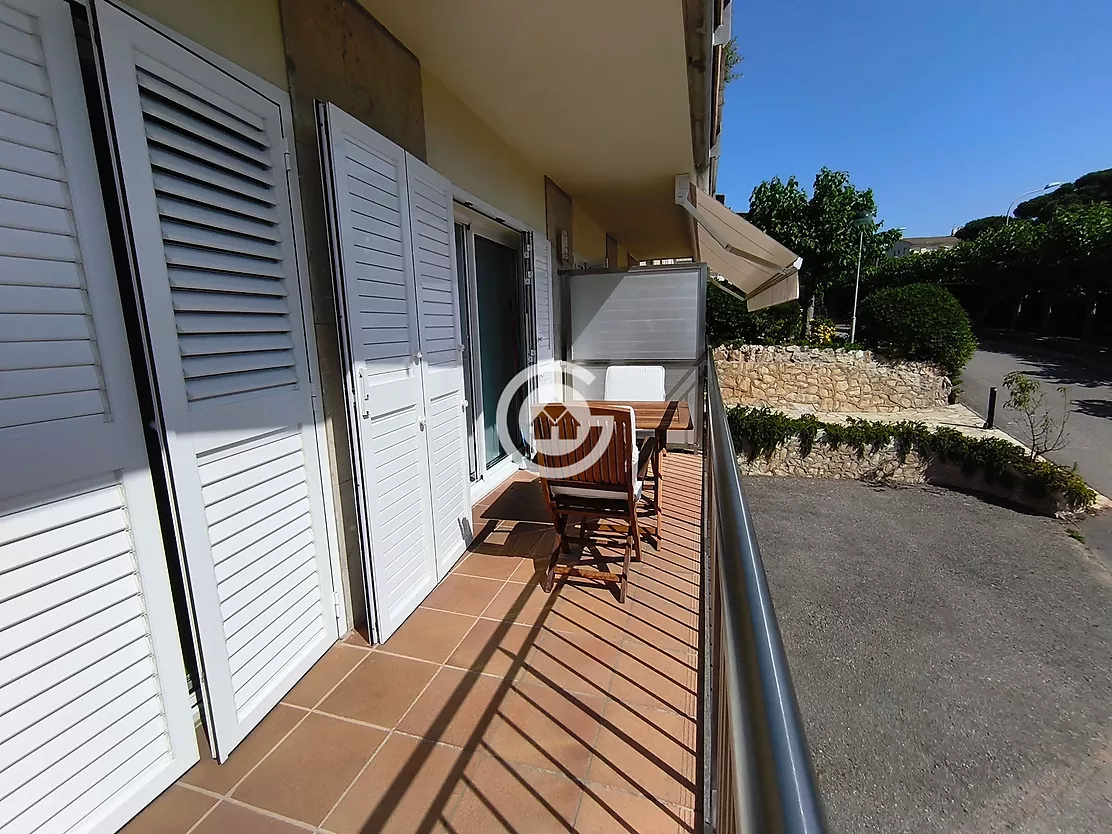 Apartament reformat amb terrassa i piscina comunitària a Calella de Palafrugell