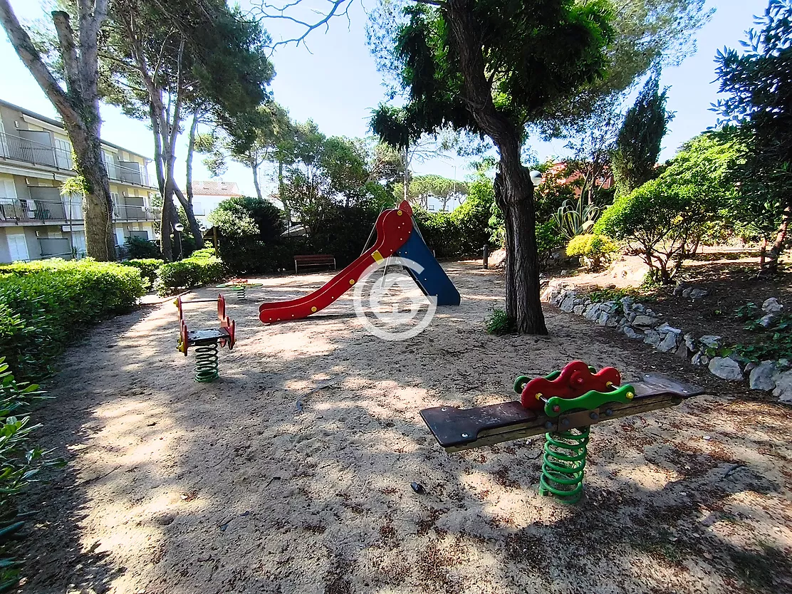 Apartament reformat amb terrassa i piscina comunitària a Calella de Palafrugell