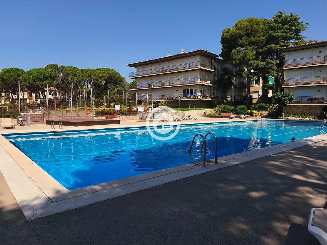 Apartament reformat amb terrassa i piscina comunitària a Calella de Palafrugell