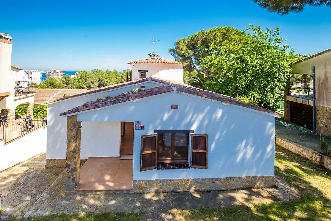 Casa aïllada amb encant a Mas Vilà,Situada en un entorn tranquil i envoltat de natura.