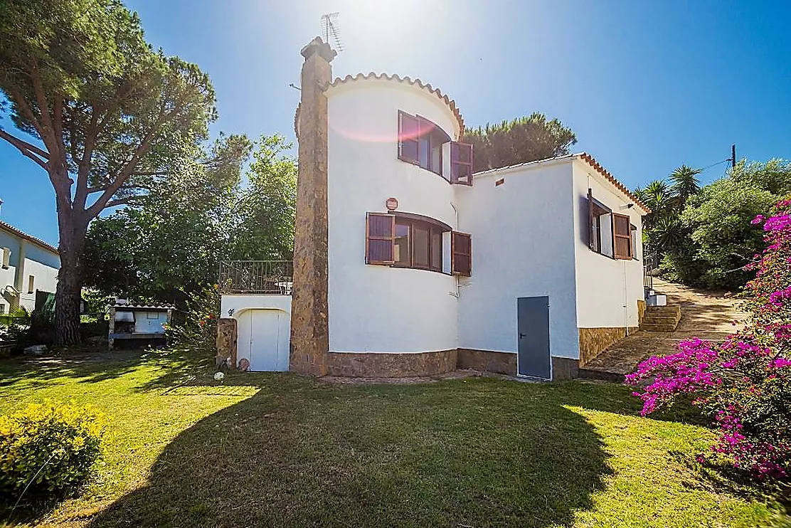Charming detached house in Mas Vilà,It is located in a quiet environment surrounded by nature.