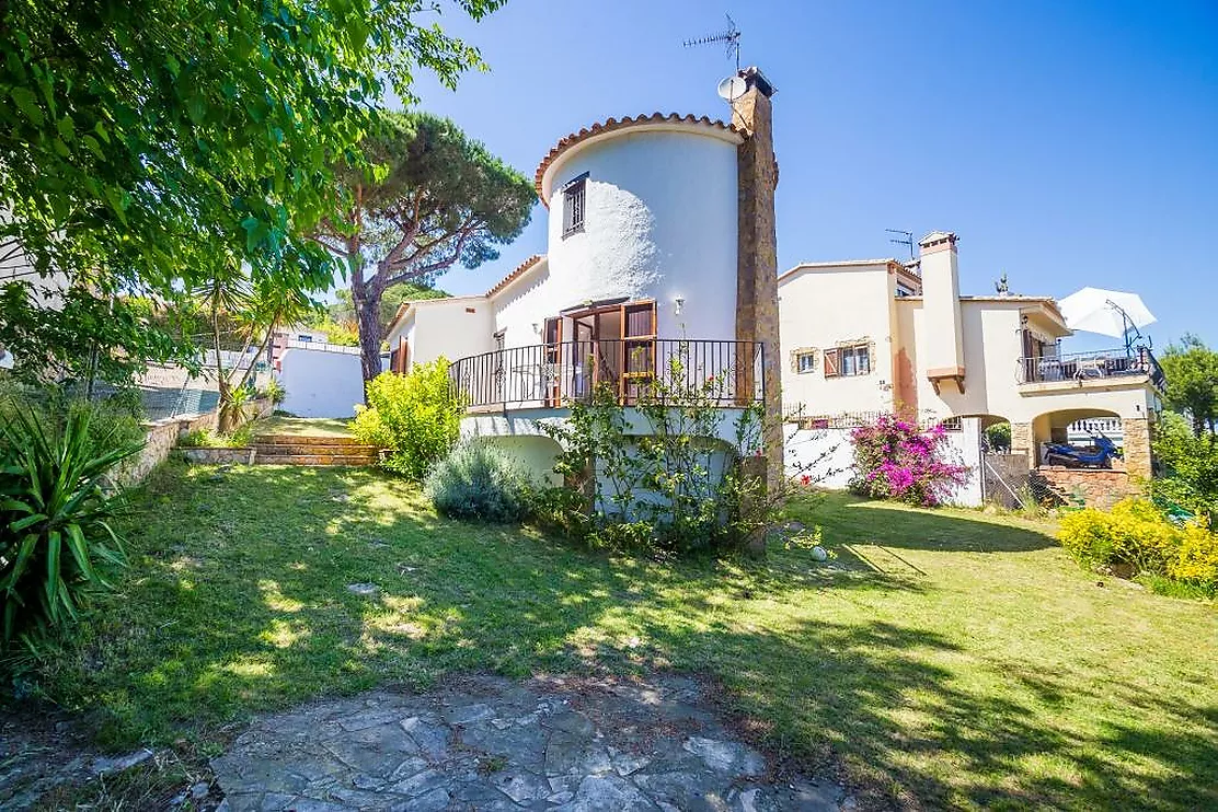 Charming detached house in Mas Vilà,It is located in a quiet environment surrounded by nature.