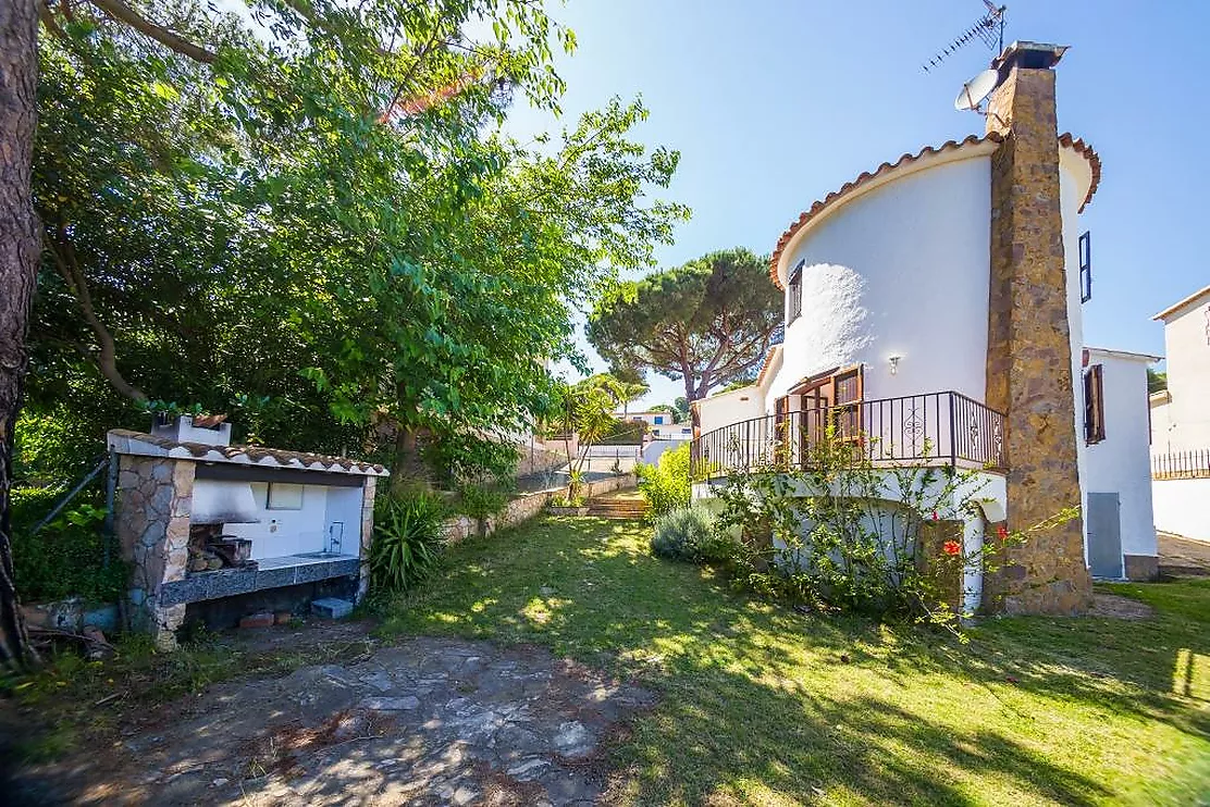 Charming detached house in Mas Vilà,It is located in a quiet environment surrounded by nature.