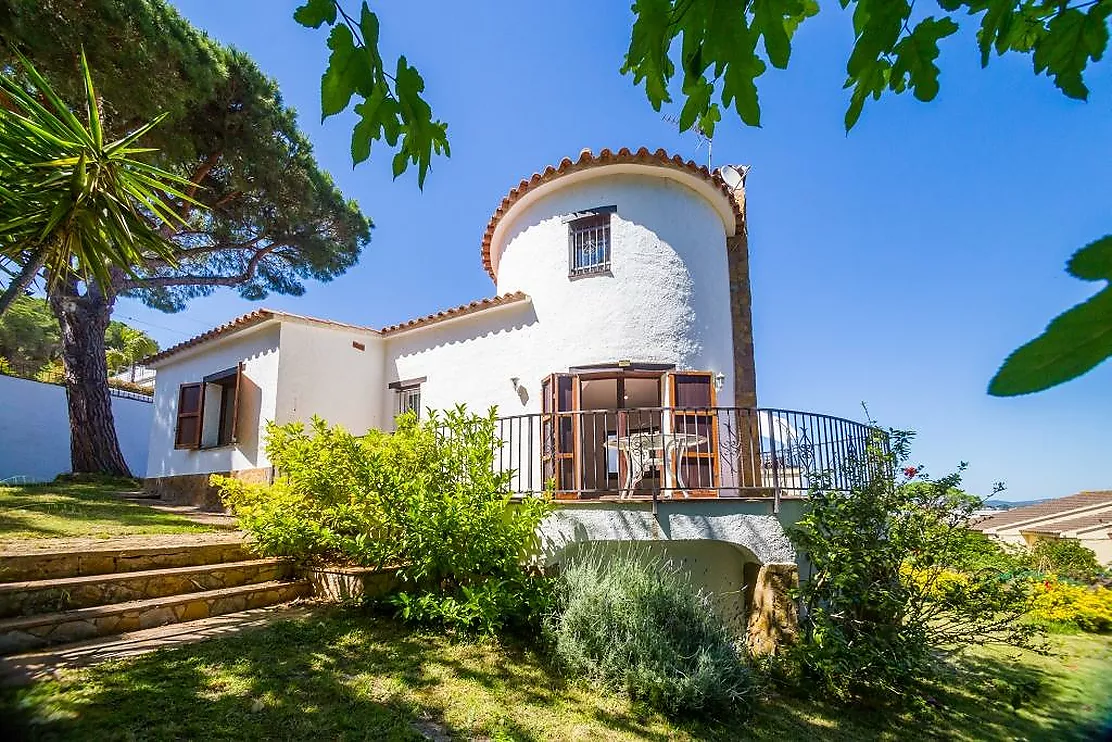 Charming detached house in Mas Vilà,It is located in a quiet environment surrounded by nature.