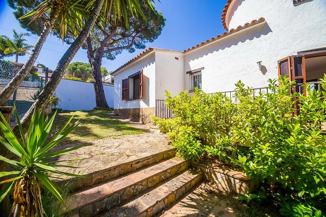 Charming detached house in Mas Vilà,It is located in a quiet environment surrounded by nature.