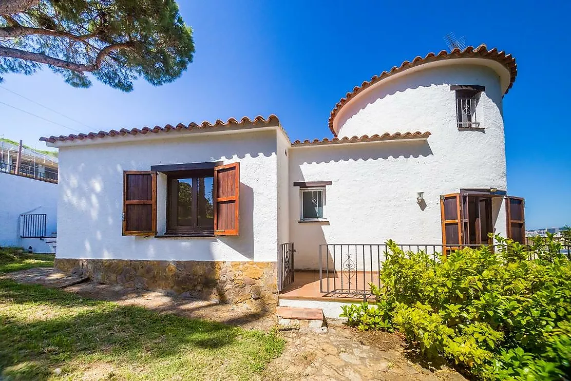 Charming detached house in Mas Vilà,It is located in a quiet environment surrounded by nature.