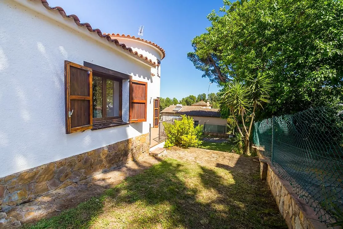 Charming detached house in Mas Vilà,It is located in a quiet environment surrounded by nature.