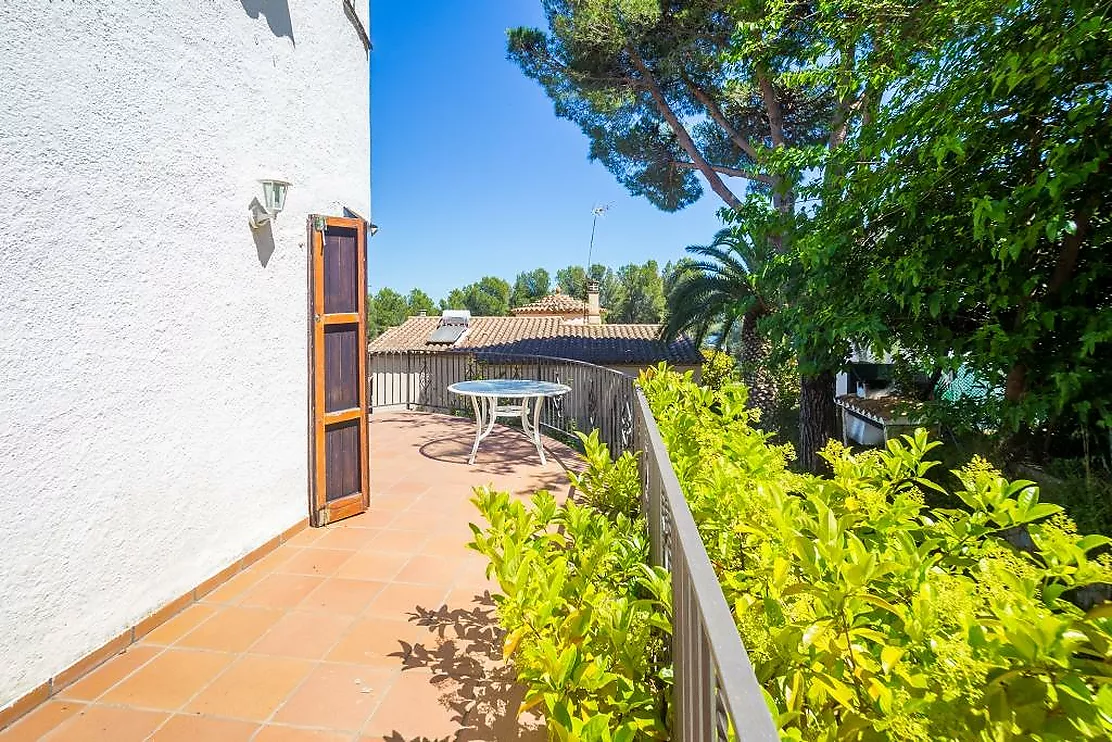 Charming detached house in Mas Vilà,It is located in a quiet environment surrounded by nature.