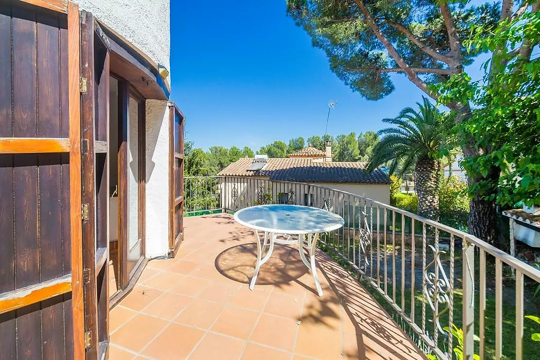 Charming detached house in Mas Vilà,It is located in a quiet environment surrounded by nature.
