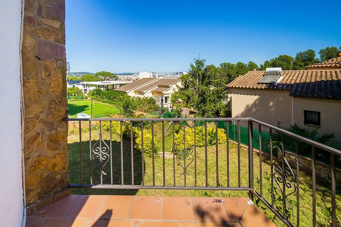 Charming detached house in Mas Vilà,It is located in a quiet environment surrounded by nature.