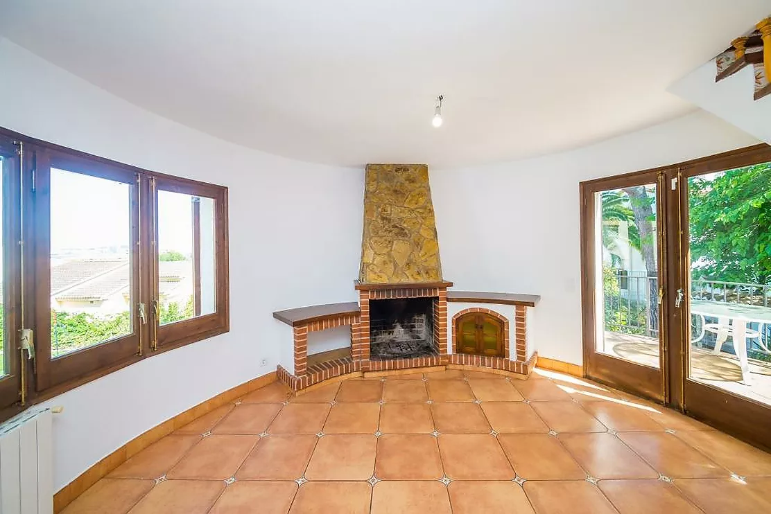 Charming detached house in Mas Vilà,It is located in a quiet environment surrounded by nature.