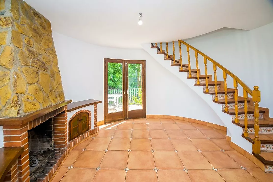 Charming detached house in Mas Vilà,It is located in a quiet environment surrounded by nature.