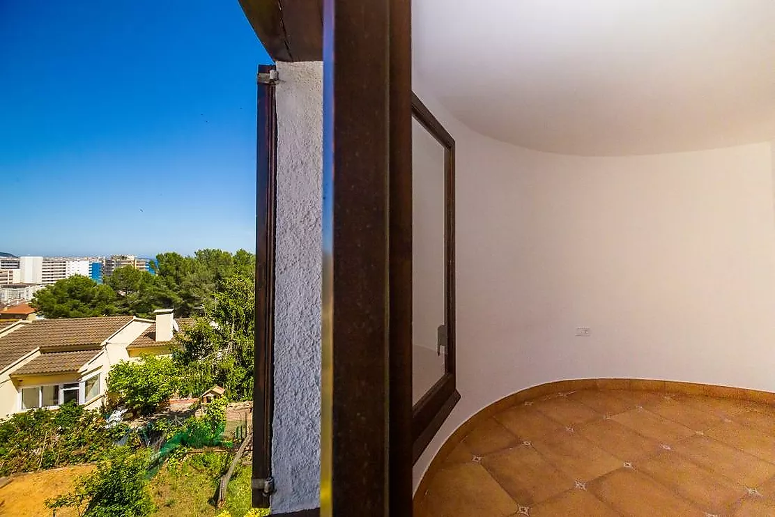 Charming detached house in Mas Vilà,It is located in a quiet environment surrounded by nature.