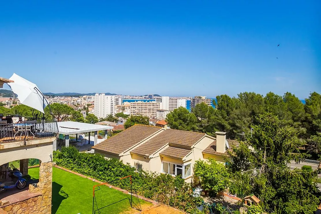 Charming detached house in Mas Vilà,It is located in a quiet environment surrounded by nature.