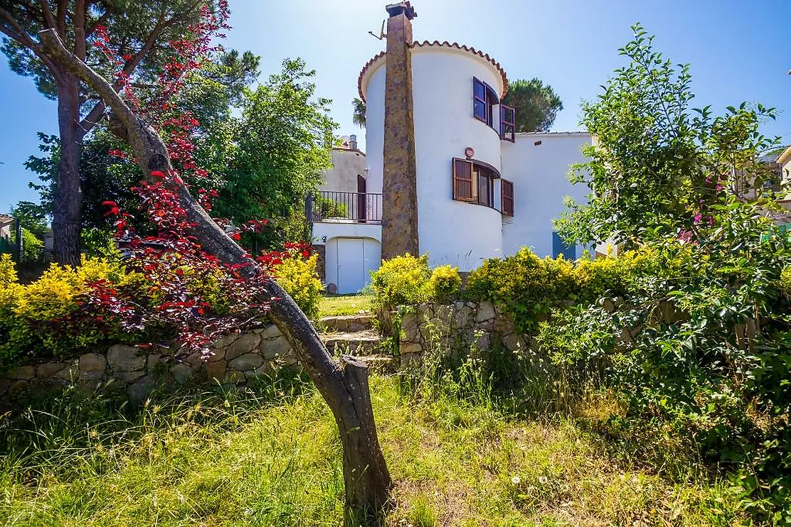 Charming detached house in Mas Vilà,It is located in a quiet environment surrounded by nature.