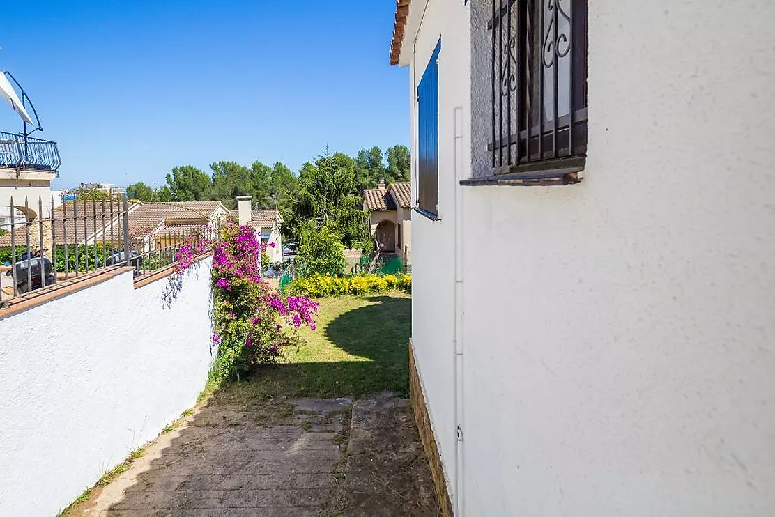 Charming detached house in Mas Vilà,It is located in a quiet environment surrounded by nature.