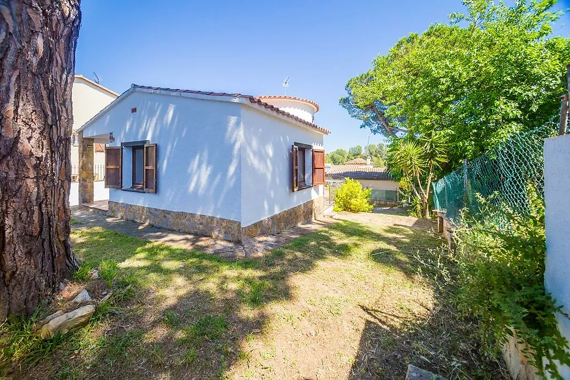 Charming detached house in Mas Vilà,It is located in a quiet environment surrounded by nature.
