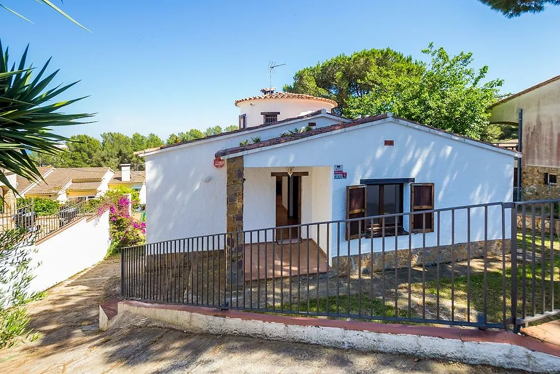 Charming detached house in Mas Vilà,It is located in a quiet environment surrounded by nature.