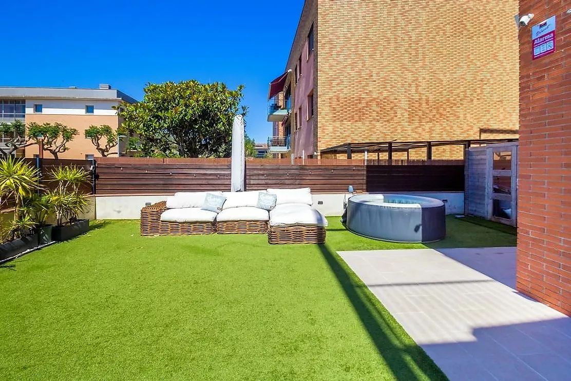 Impresionante planta baja con gran jardín privado de 128 m² y piscina comunitaria