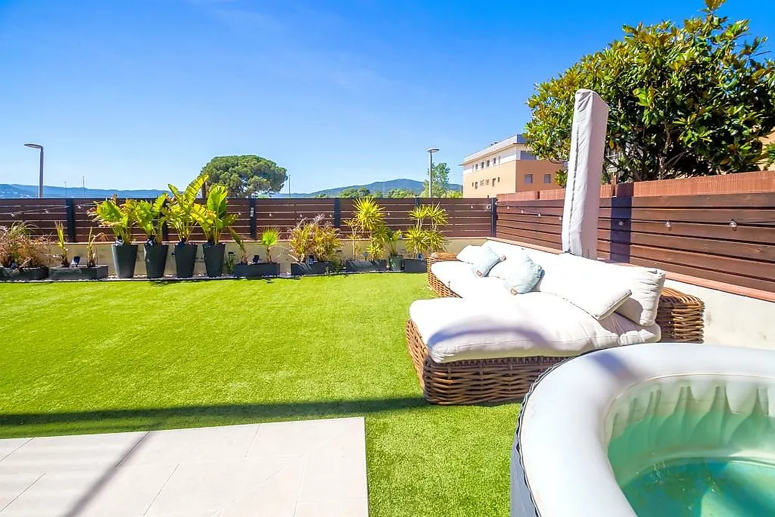 Impresionante planta baja con gran jardín privado de 128 m² y piscina comunitaria