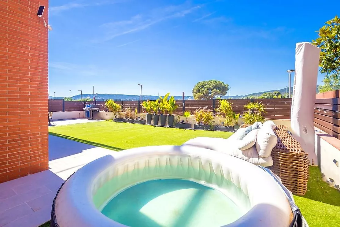 Impresionante planta baja con gran jardín privado de 128 m² y piscina comunitaria