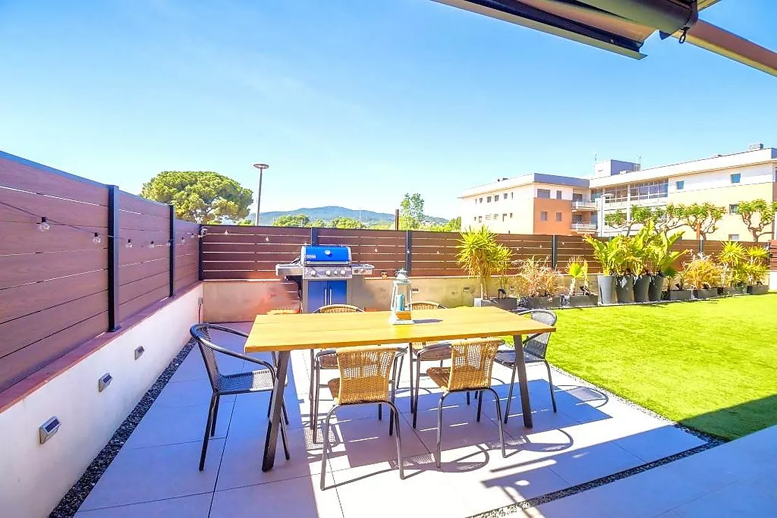 Impresionante planta baja con gran jardín privado de 128 m² y piscina comunitaria