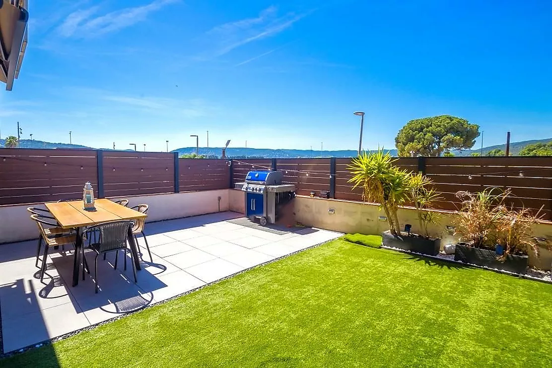 Impresionante planta baja con gran jardín privado de 128 m² y piscina comunitaria
