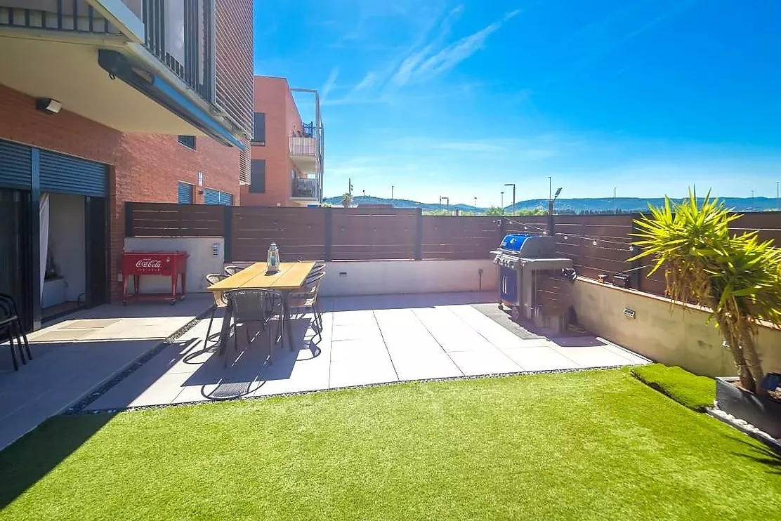 Impresionante planta baja con gran jardín privado de 128 m² y piscina comunitaria