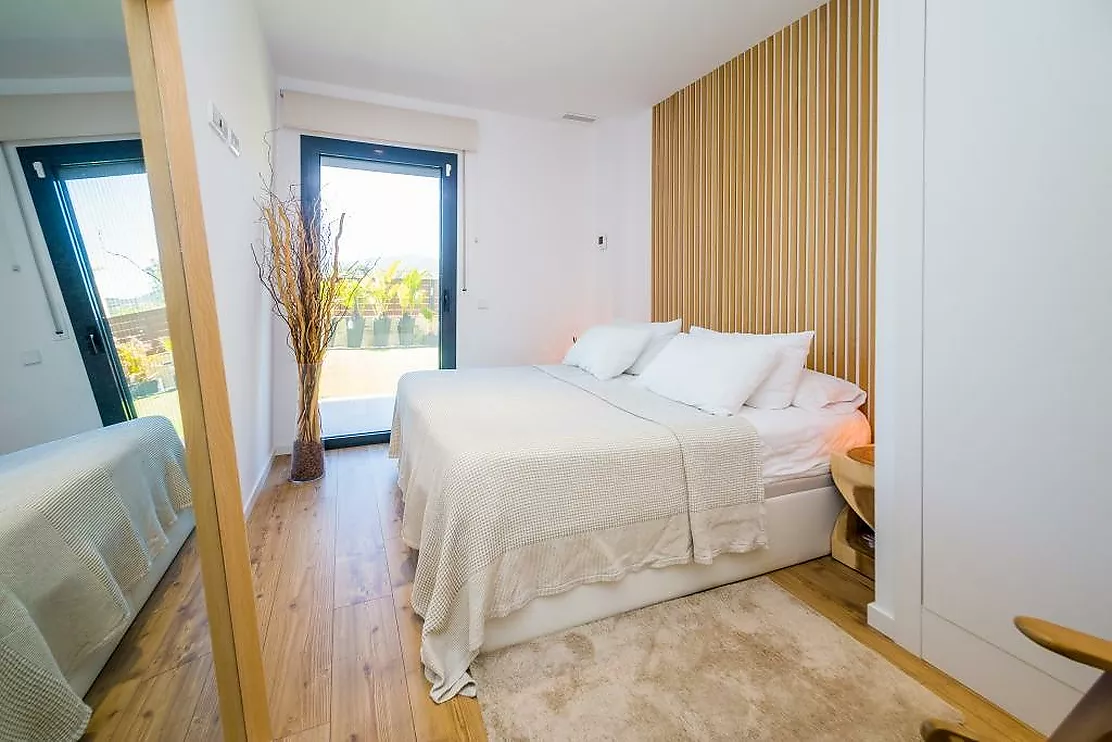 Impresionante planta baja con gran jardín privado de 128 m² y piscina comunitaria