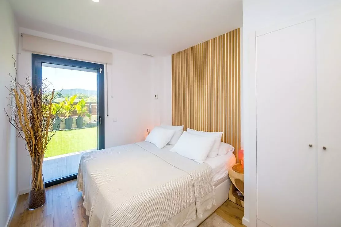 Impresionante planta baja con gran jardín privado de 128 m² y piscina comunitaria