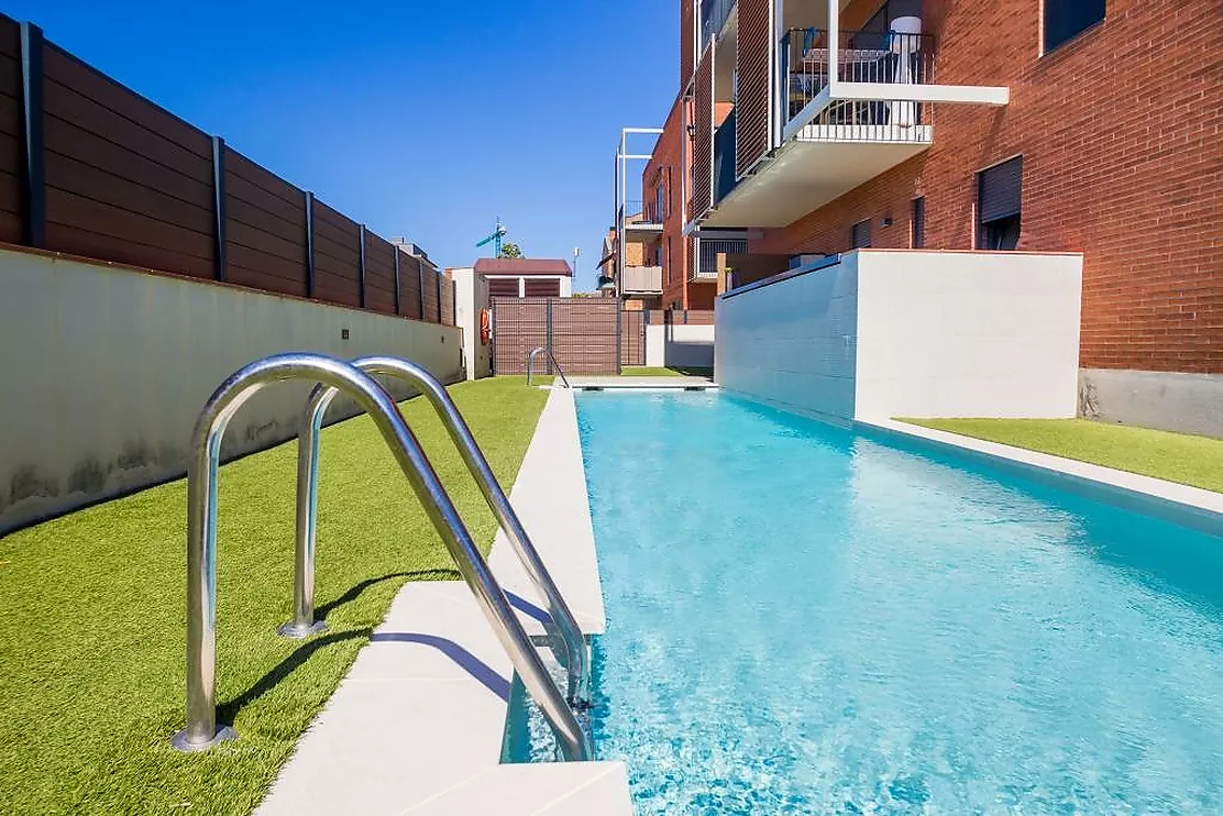 Impresionante planta baja con gran jardín privado de 128 m² y piscina comunitaria