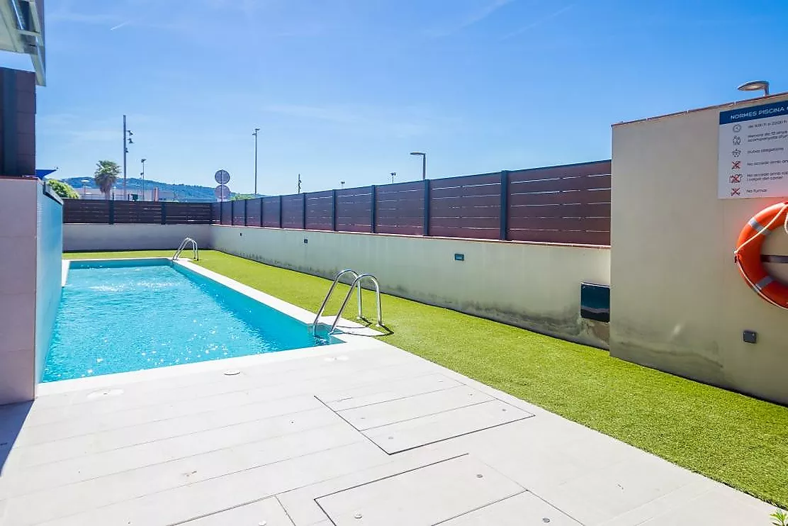 Impresionante planta baja con gran jardín privado de 128 m² y piscina comunitaria