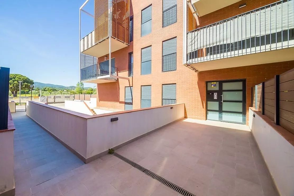 Impresionante planta baja con gran jardín privado de 128 m² y piscina comunitaria