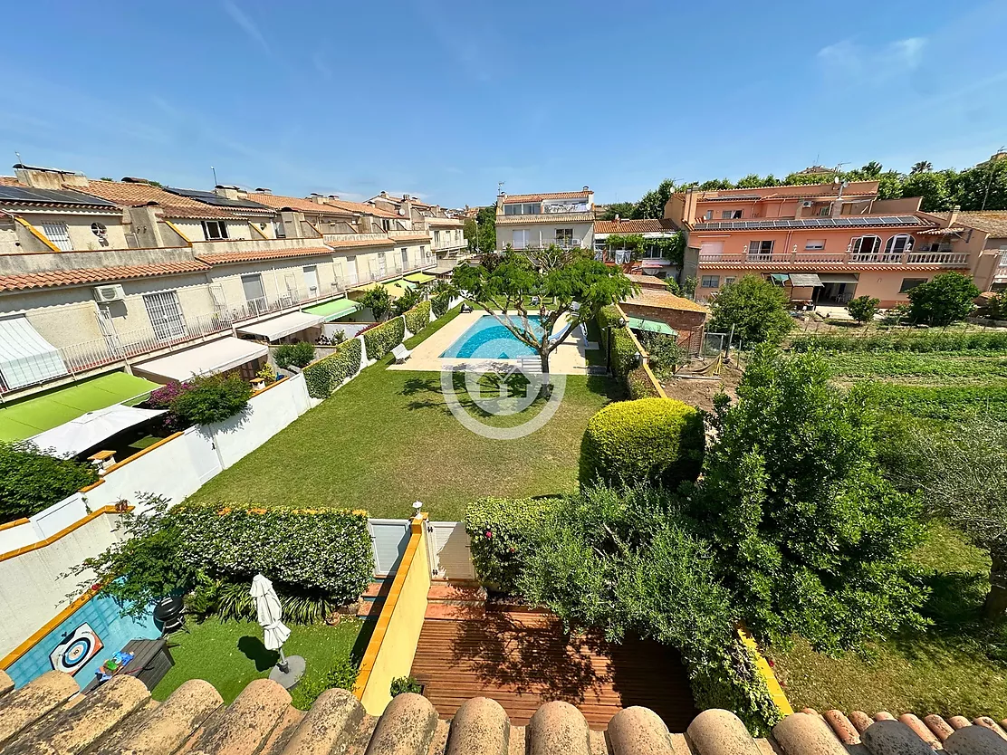 Magnífica casa adossada a Palafrugell amb 5 dormitoris, garatge i piscina comunitària.