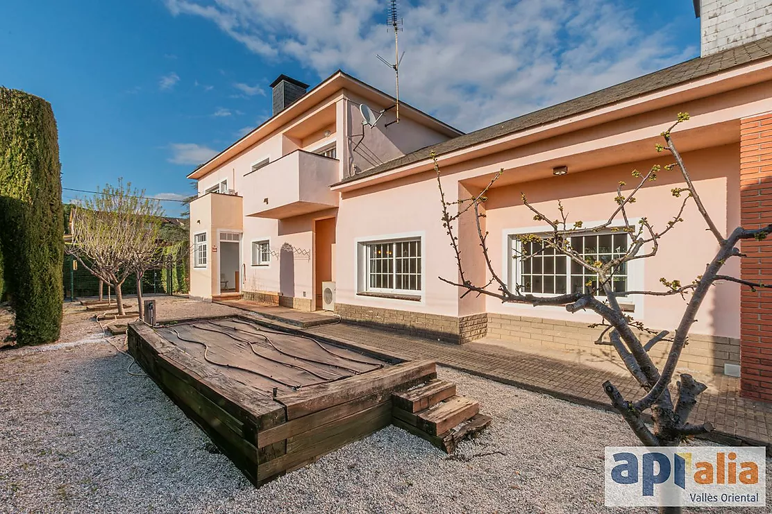 Sale of Chalet in Sant Pere de Vilamajor Urbanization Les Pungoles!!
