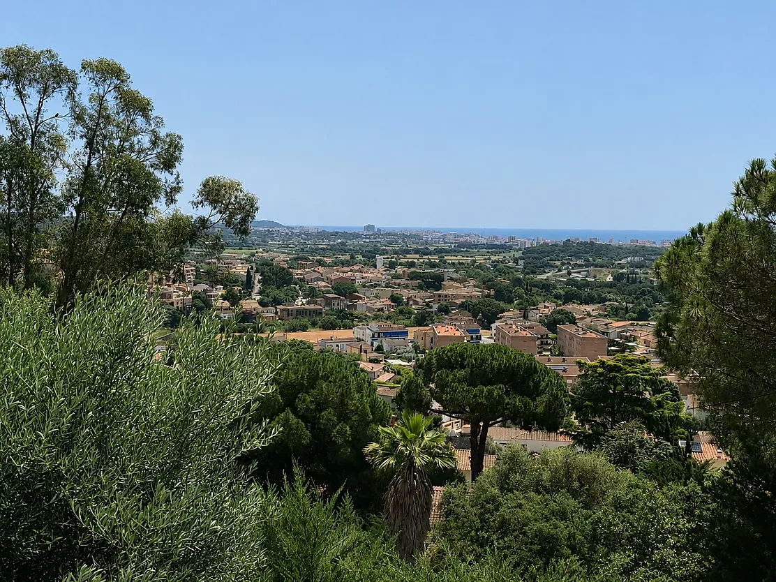 Parcela urbana de 852 m en Mas Ambrós (Calonge) con vistas panorámicas al mar.
