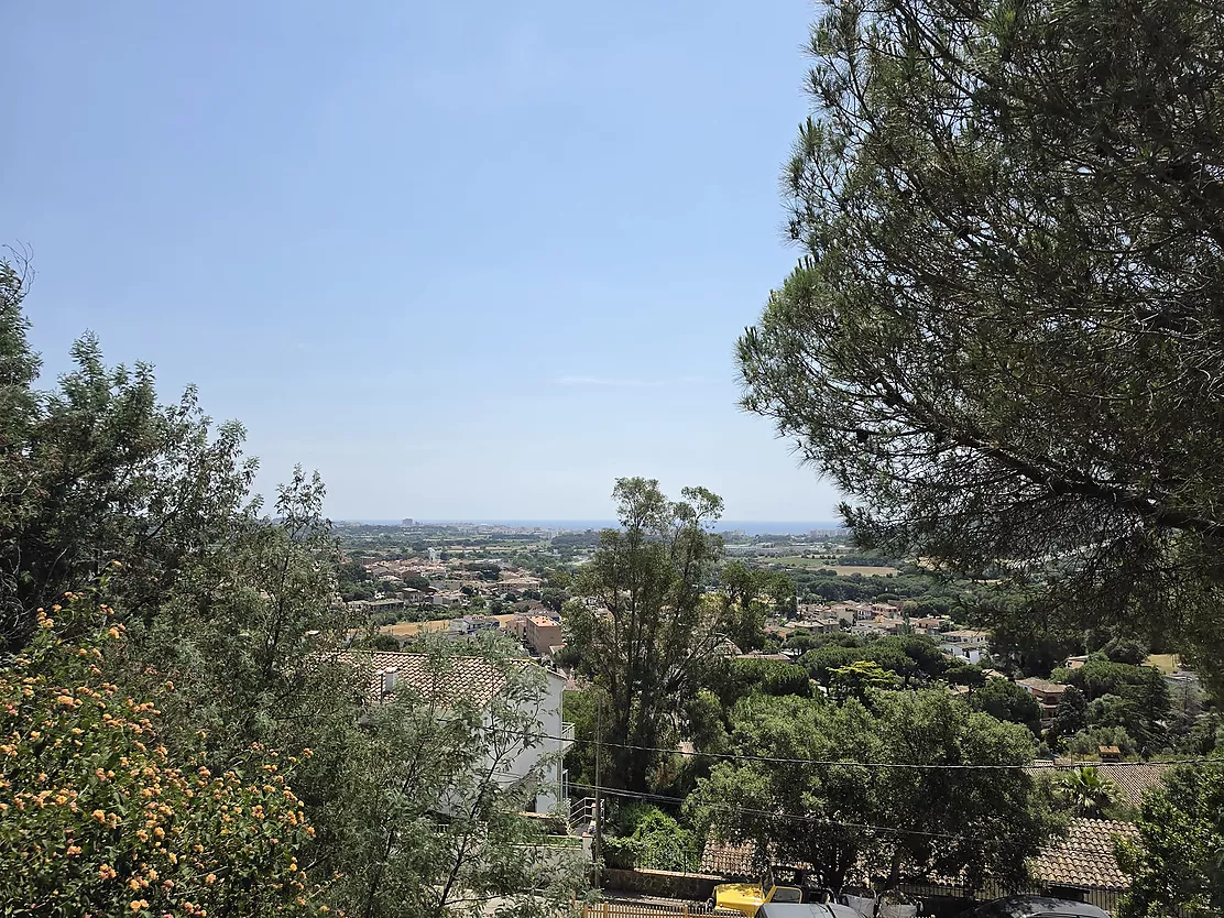 Parcela urbana de 852 m en Mas Ambrós (Calonge) con vistas panorámicas al mar.