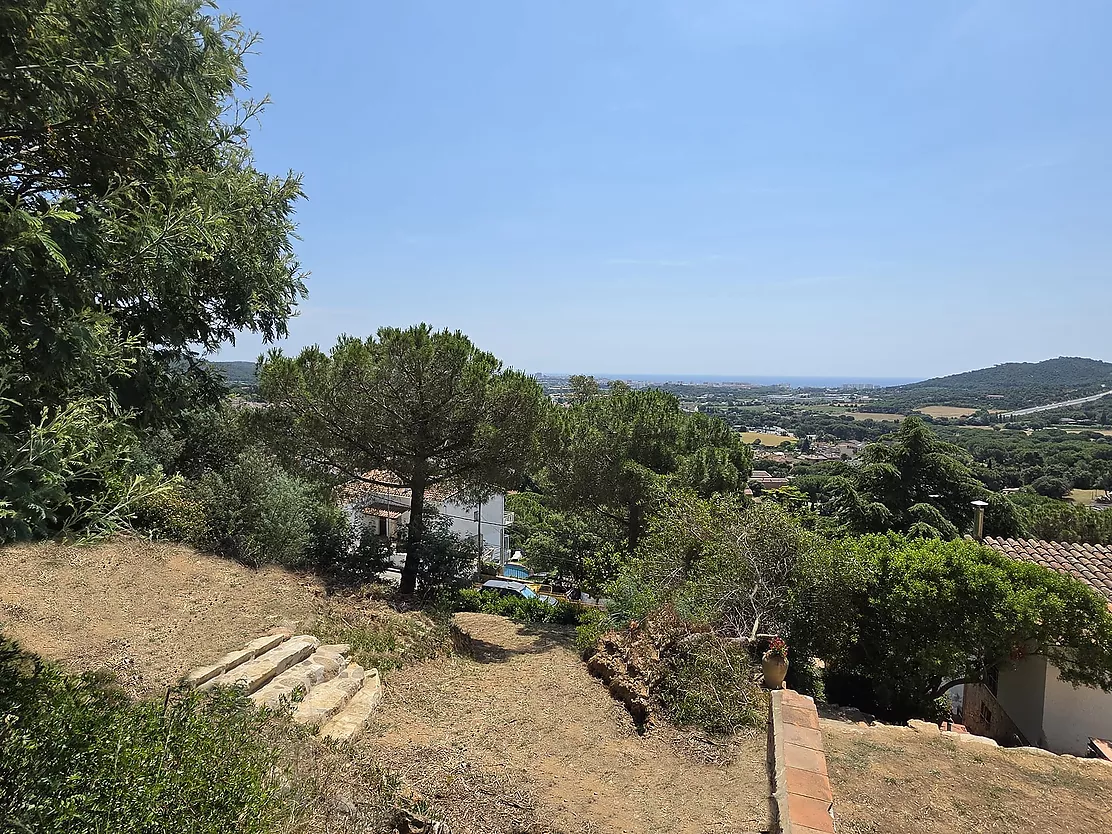 Parcela urbana de 852 m en Mas Ambrós (Calonge) con vistas panorámicas al mar.